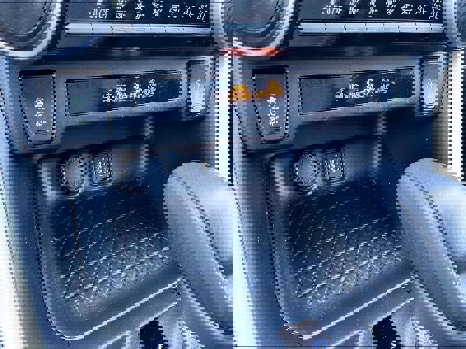 Used 2025 Toyota RAV4 LE image 27