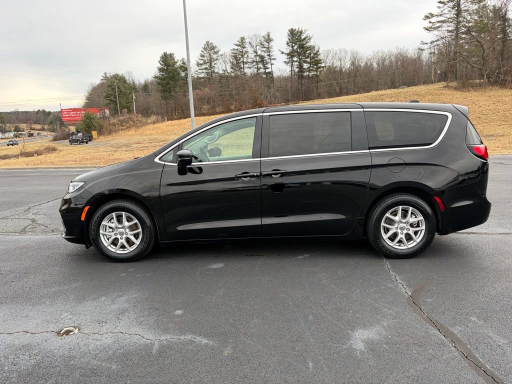 Used 2024 Chrysler Pacifica Touring-L image 4
