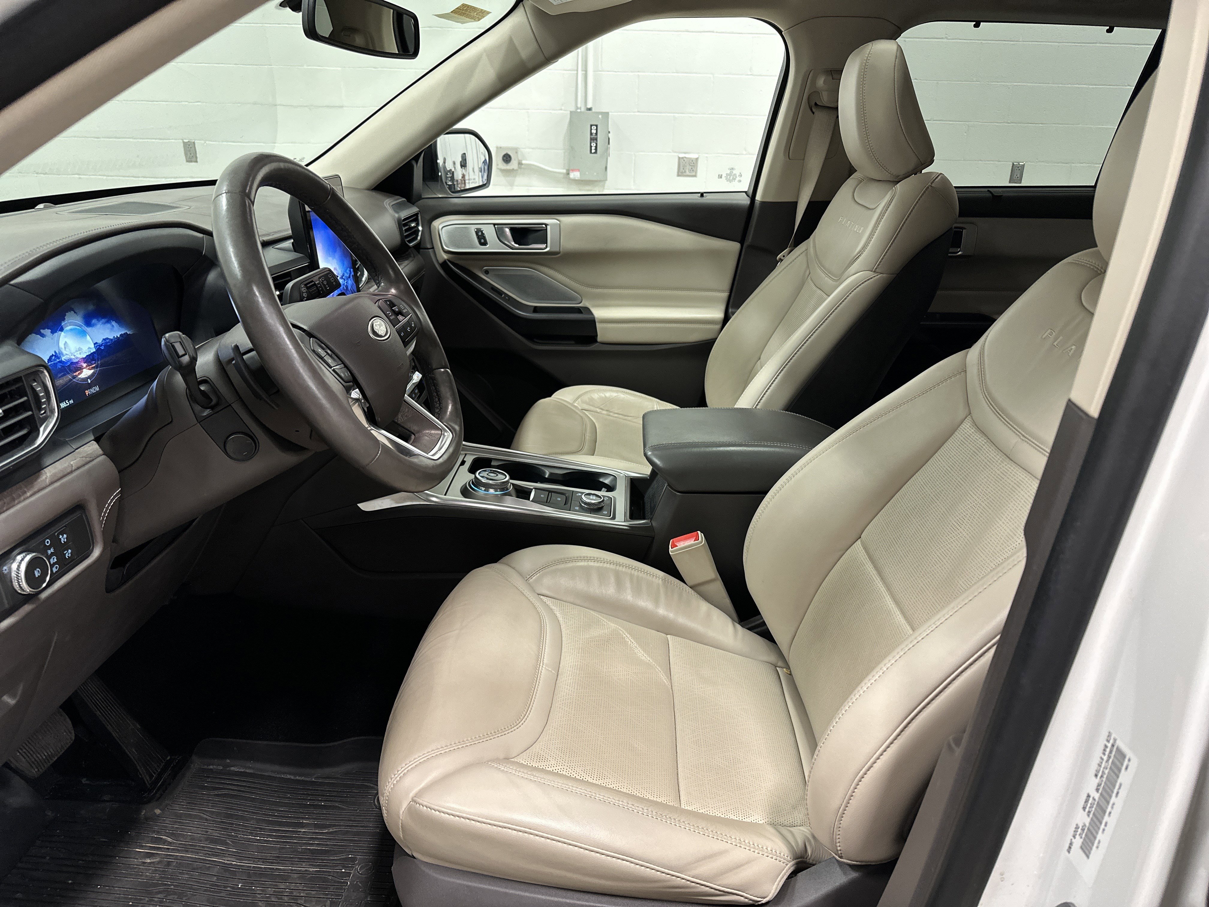Used 2020 Ford Explorer Platinum w/ Premium Technology Package image 16