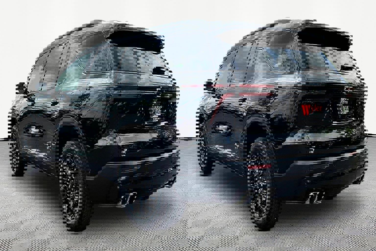 Used 2025 Chevrolet Traverse LT w/ Enhanced Driving Package AWD/4WD image 4