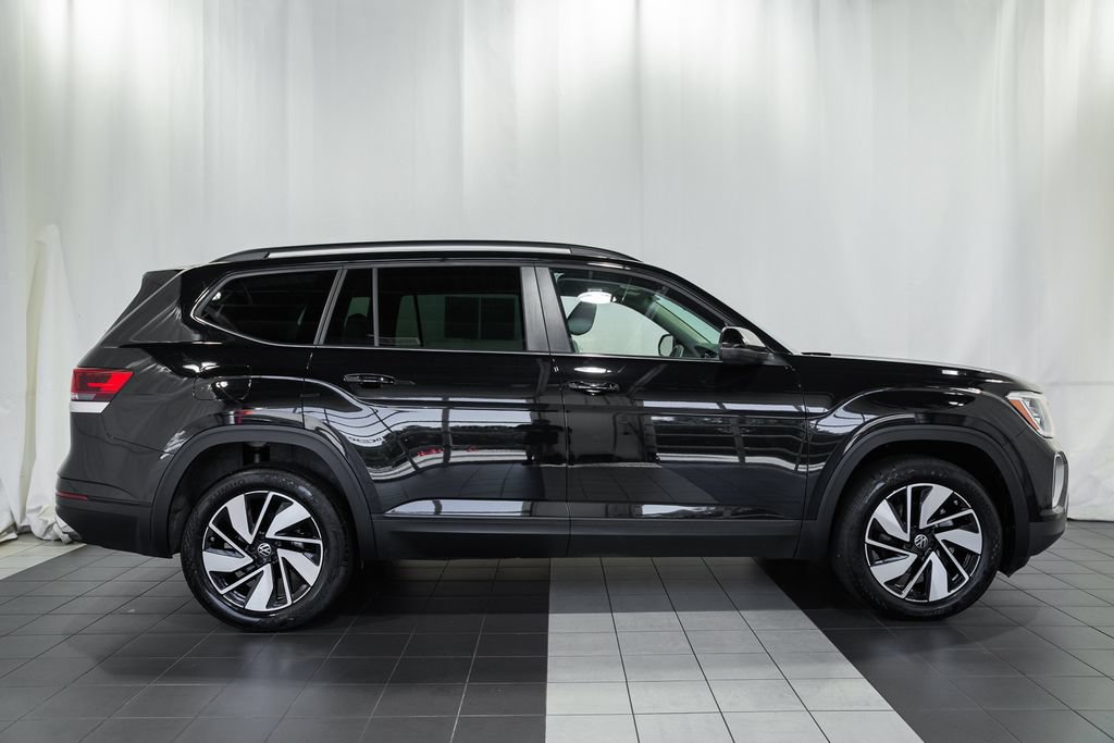 Used 2025 Volkswagen Atlas SE AWD/4WD image 3