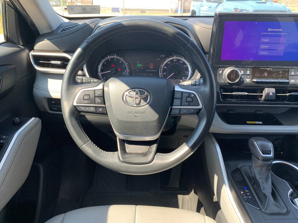 Used 2023 Toyota Highlander XLE FWD image 17