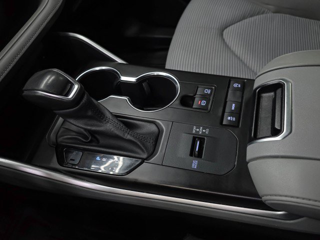 Used 2021 Toyota Highlander LE FWD image 29