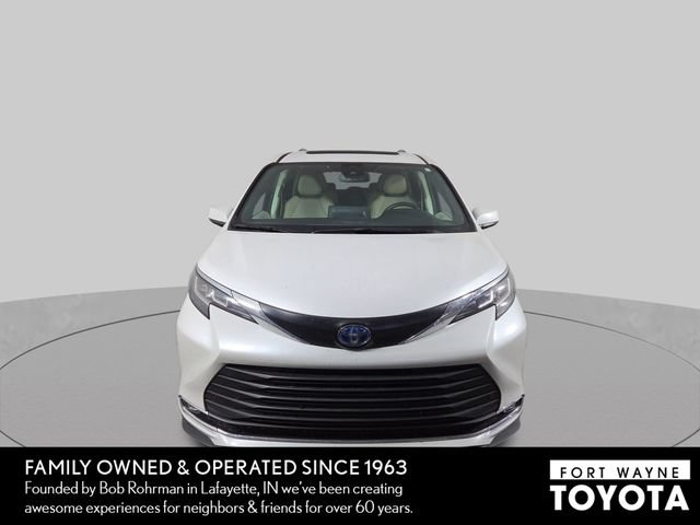 Used 2023 Toyota Sienna XLE AWD/4WD image 3