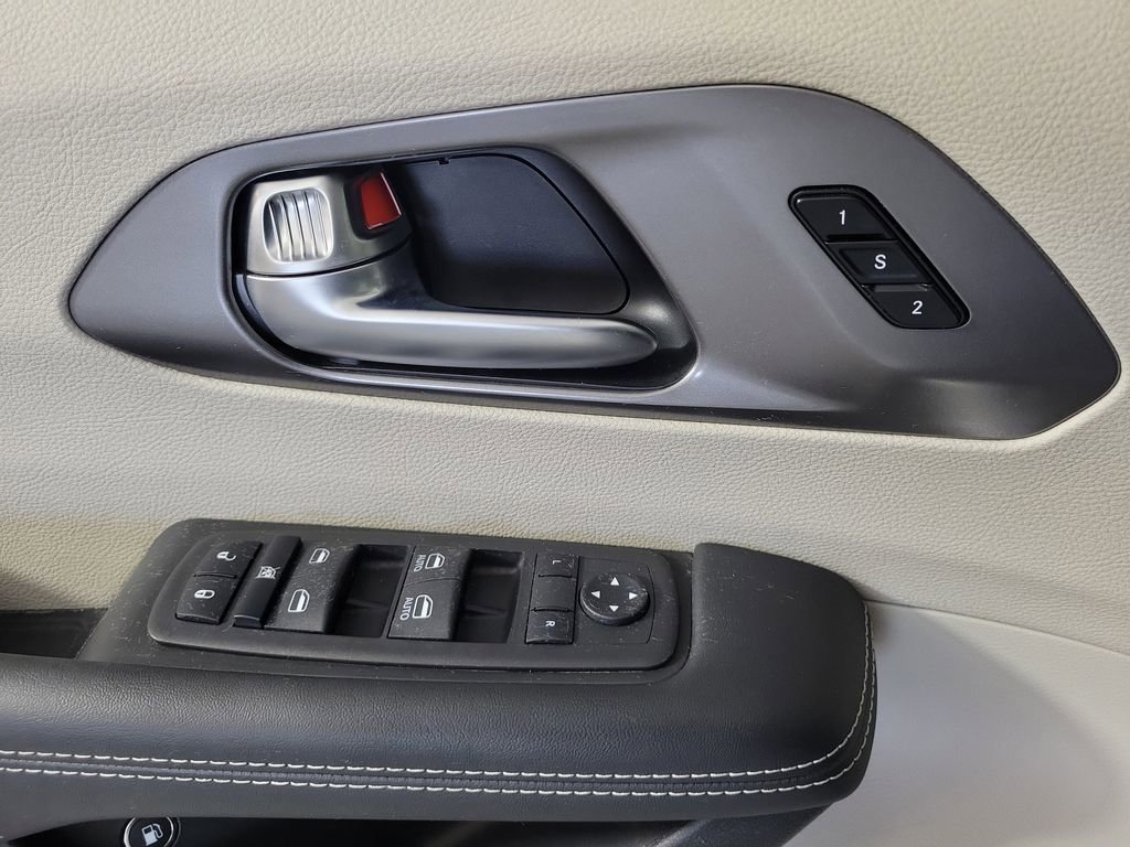Used 2024 Chrysler Pacifica Select image 16