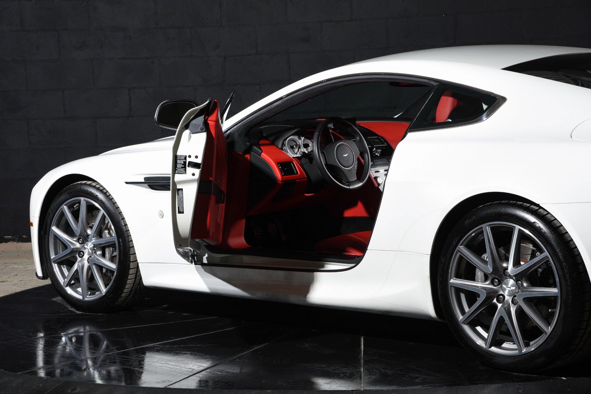 Used 2013 Aston Martin V8 Vantage Coupe image 12