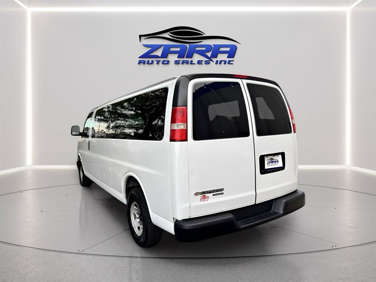 Used 2016 Chevrolet Express 3500 LT w/ LT Preferred Equipment Group RWD image 4