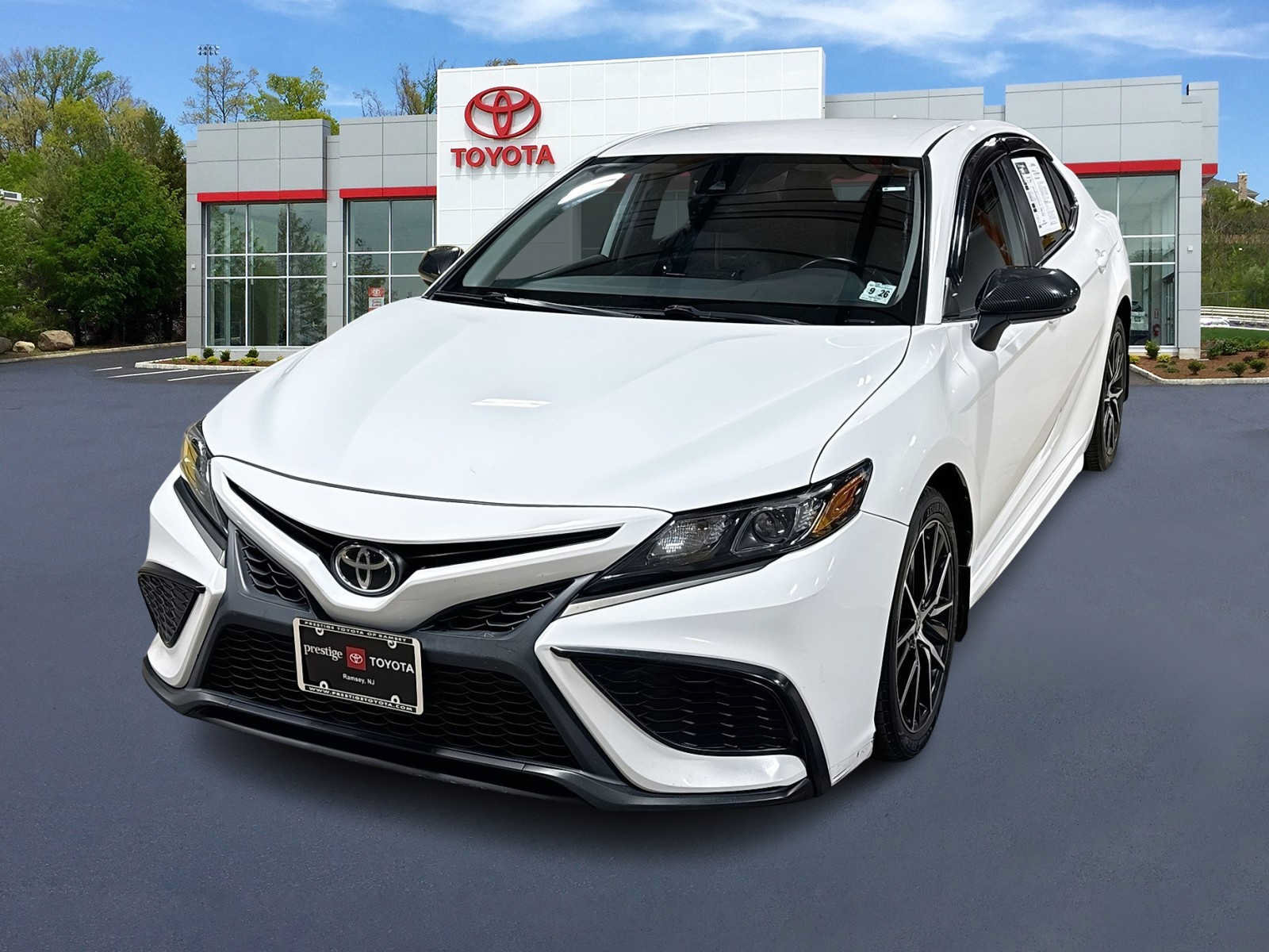 Used 2021 Toyota Camry SE FWD image 1