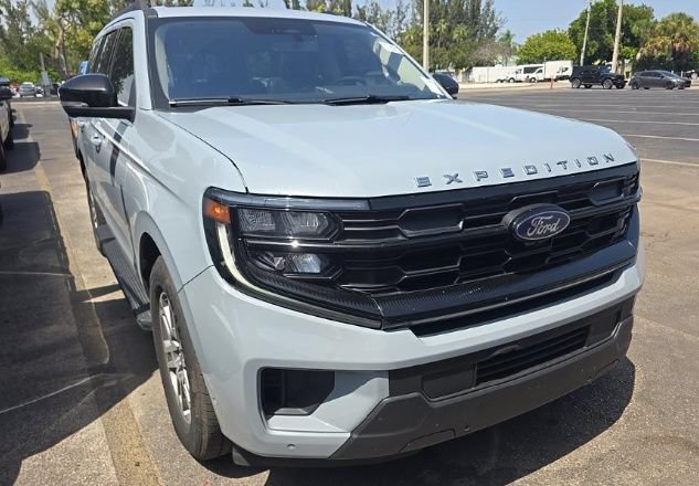 Used 2025 Ford Expedition Active RWD image 2