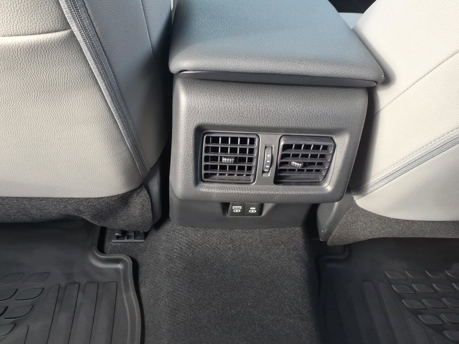 Used 2025 Toyota Camry SE AWD/4WD image 12
