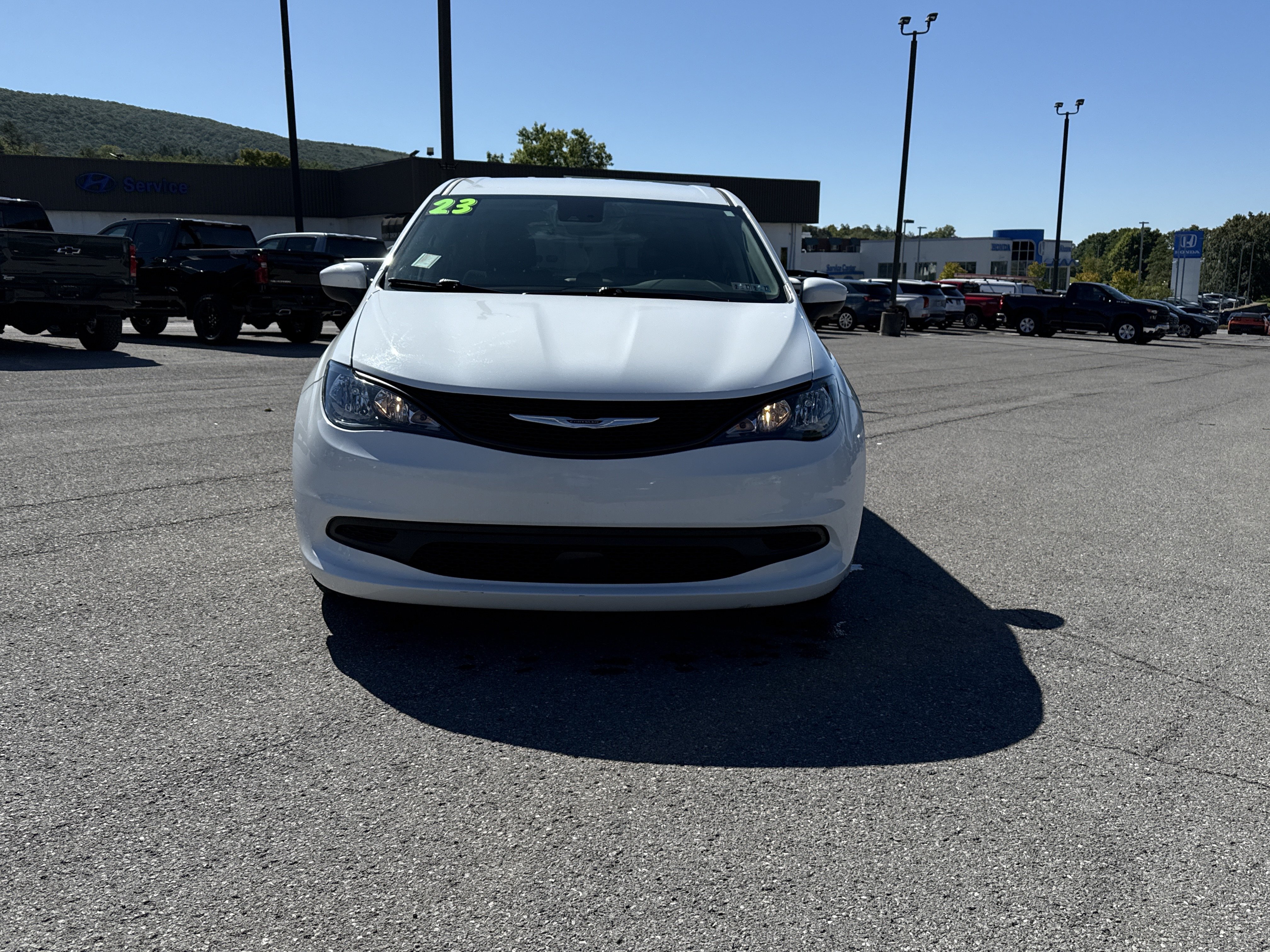 Used 2023 Chrysler Voyager LX FWD image 9