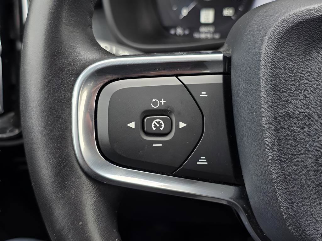Used 2020 Volvo XC40 T5 Momentum image 25