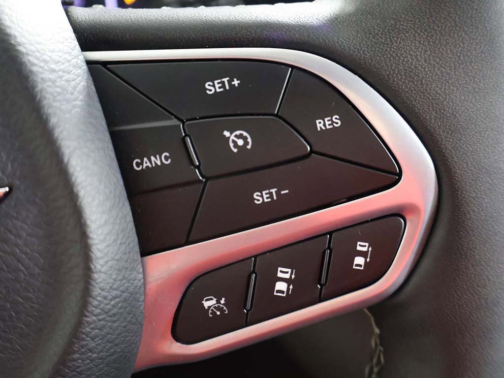 Used 2024 Chrysler Pacifica Touring-L image 38