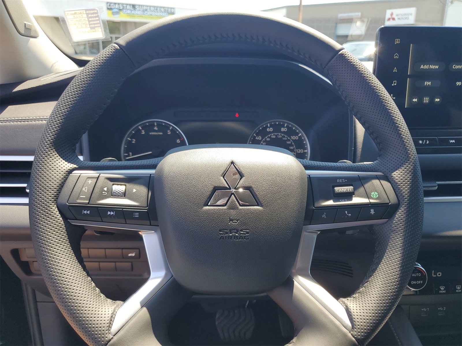 New 2025 Mitsubishi Outlander SE image 10