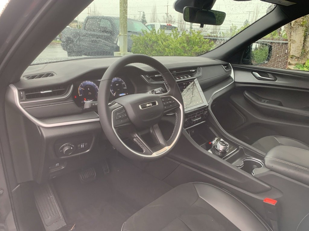 Used 2025 Jeep Grand Cherokee L Altitude image 10