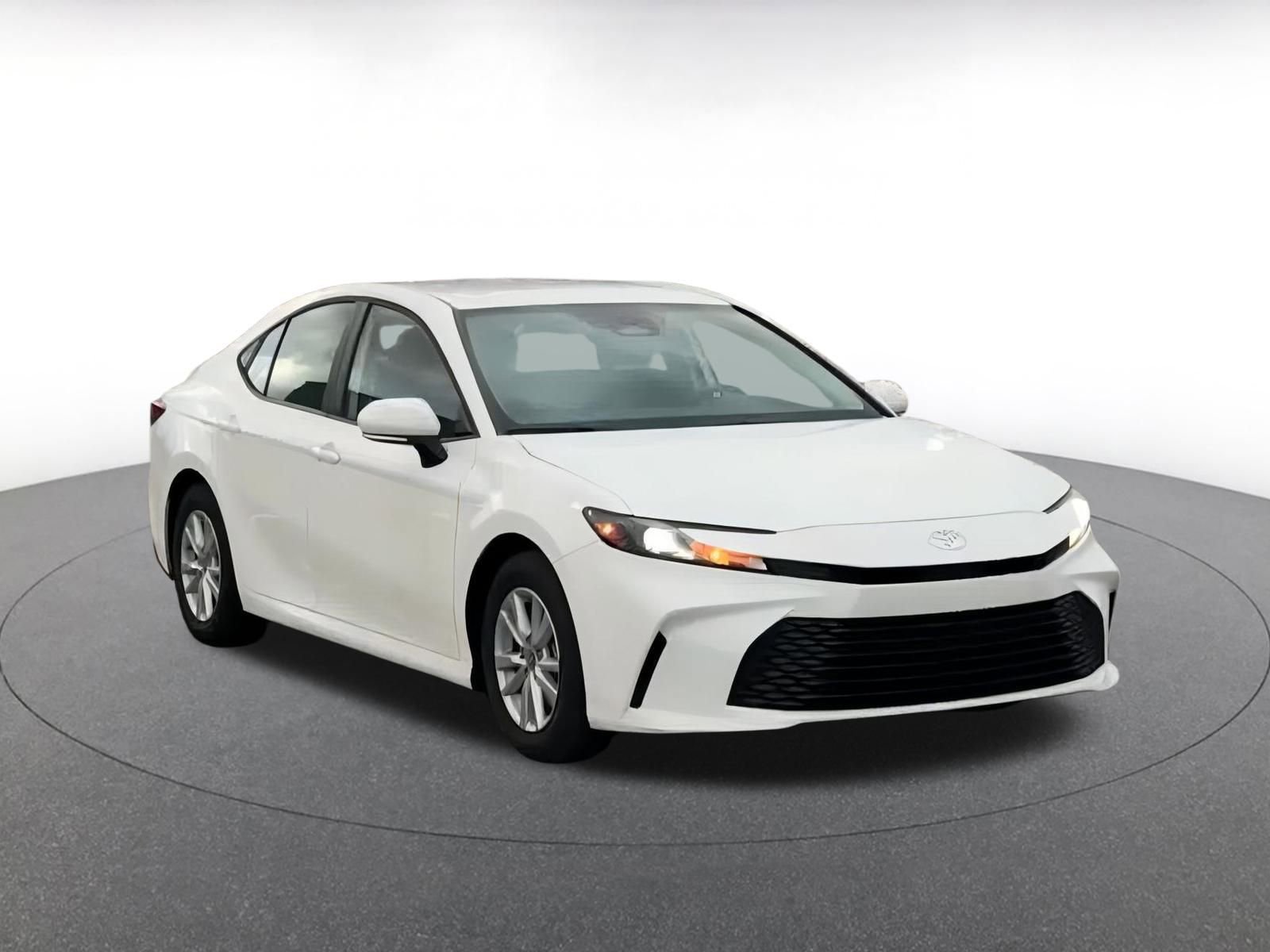 Used 2025 Toyota Camry LE image 3