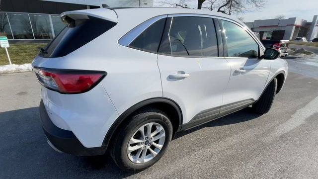 Used 2022 Ford Escape SE w/ Cold Weather Package image 2
