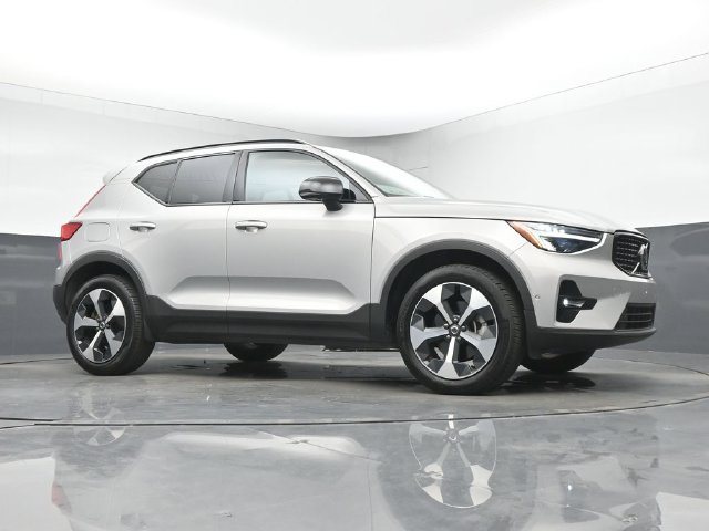 Used 2024 Volvo XC40 B5 Plus AWD/4WD image 34
