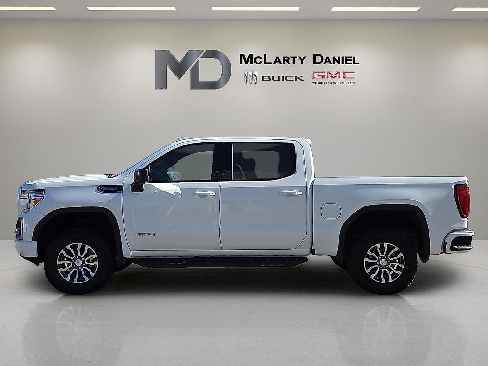Used 2020 GMC Sierra 1500 AT4 w/ AT4 Premium Package image 3