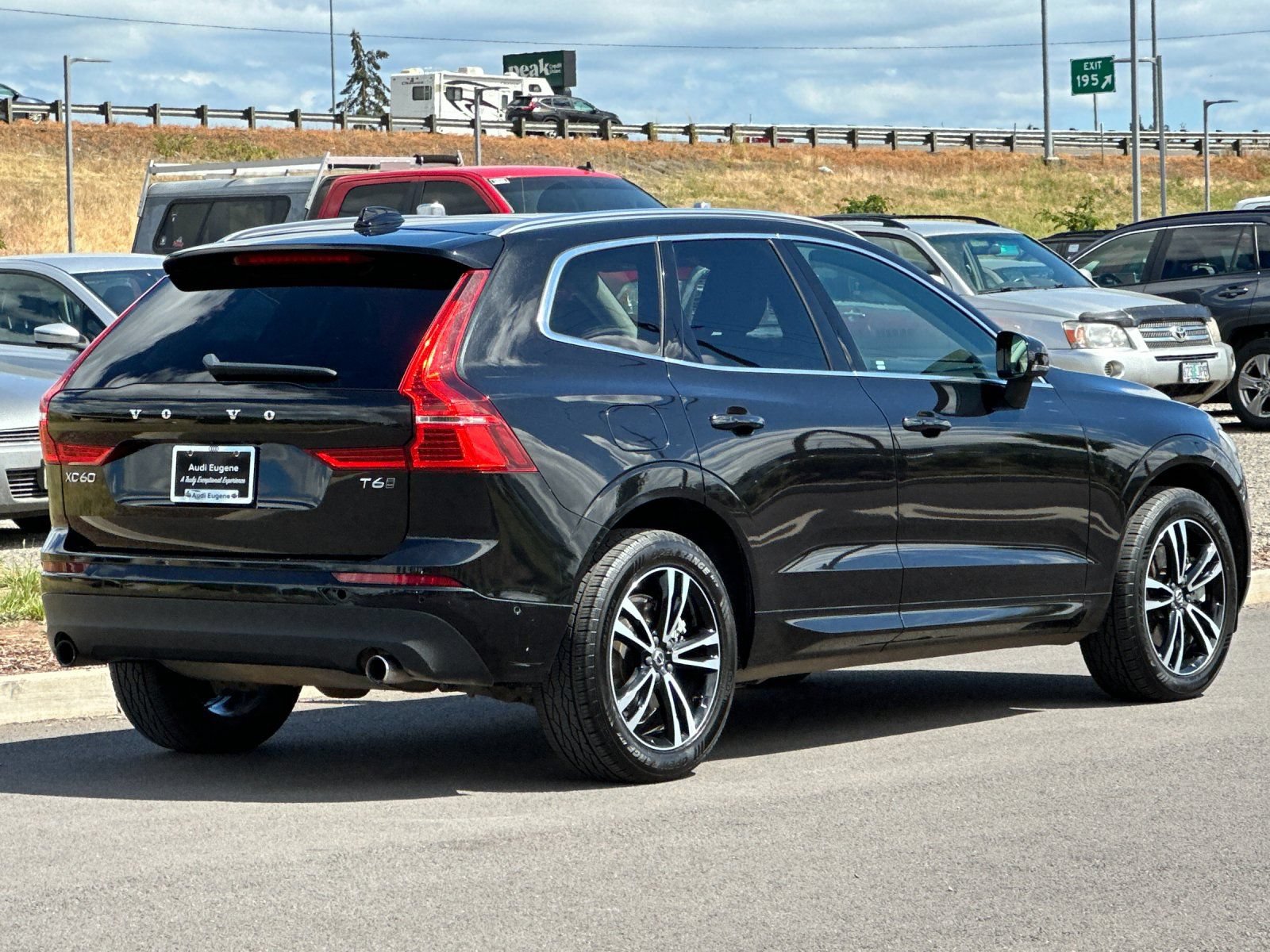 Used 2019 Volvo XC60 T6 Momentum w/ Multimedia Package AWD/4WD image 3