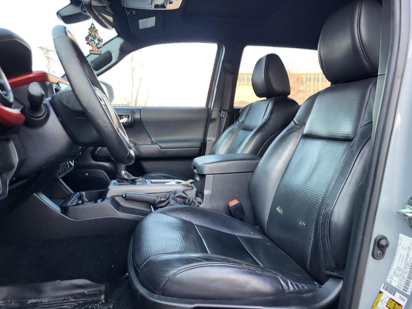 Used 2020 Toyota Tacoma TRD Sport image 9