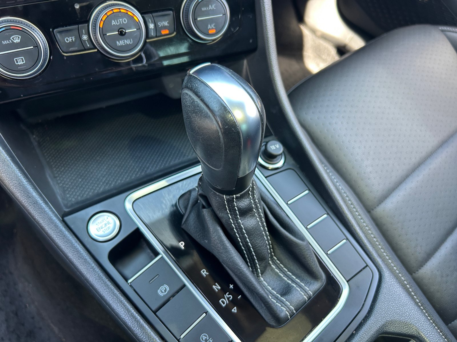 Used 2021 Volkswagen Jetta SE w/ SE Cold Weather Package FWD image 15