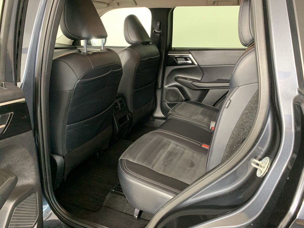 Used 2024 Mitsubishi Outlander SE image 32