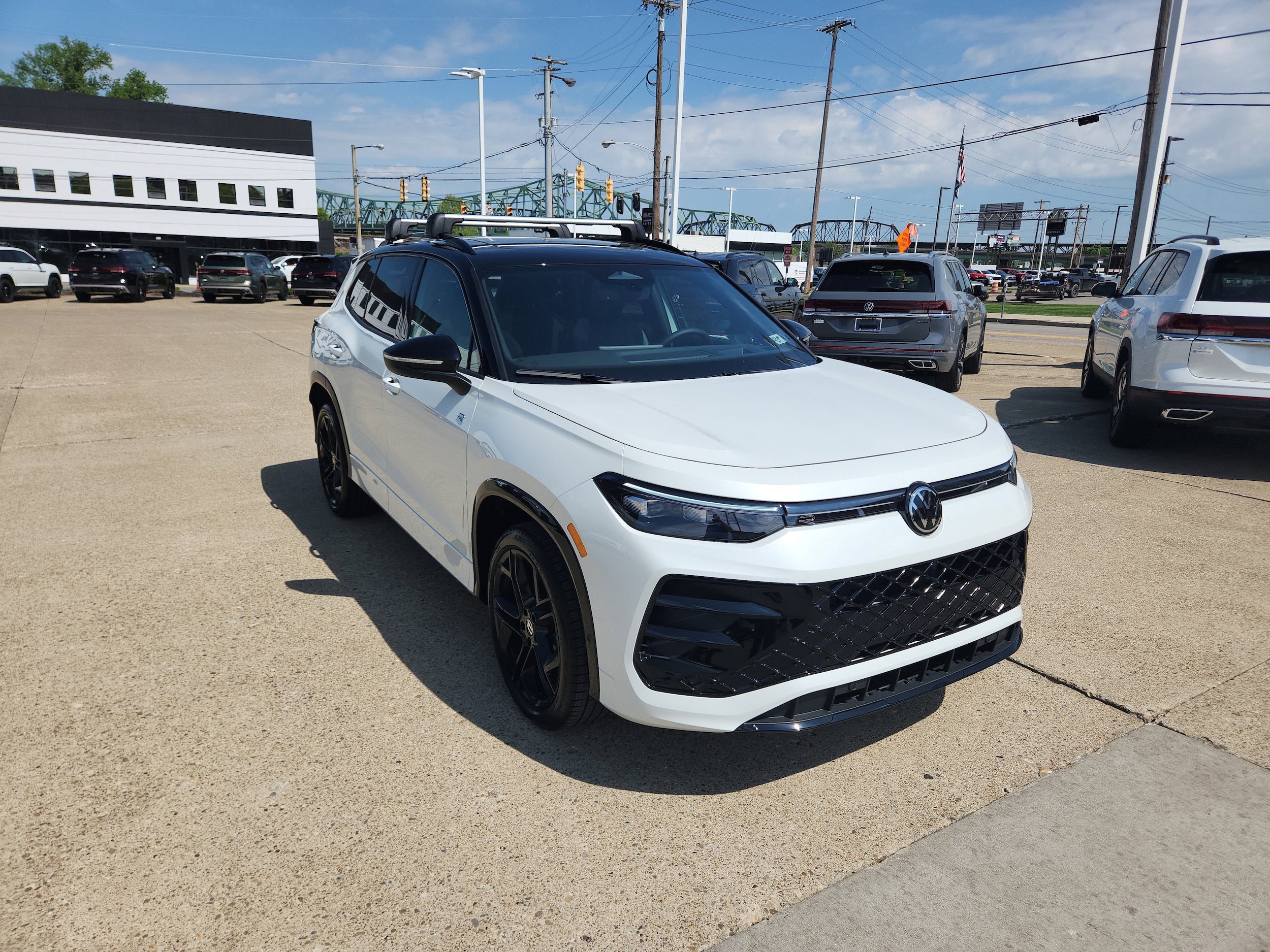 New 2026 Volkswagen Tiguan SE R-Line AWD/4WD image 7