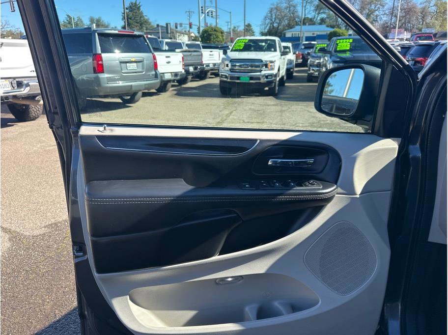 Used 2020 Dodge Grand Caravan SXT image 15