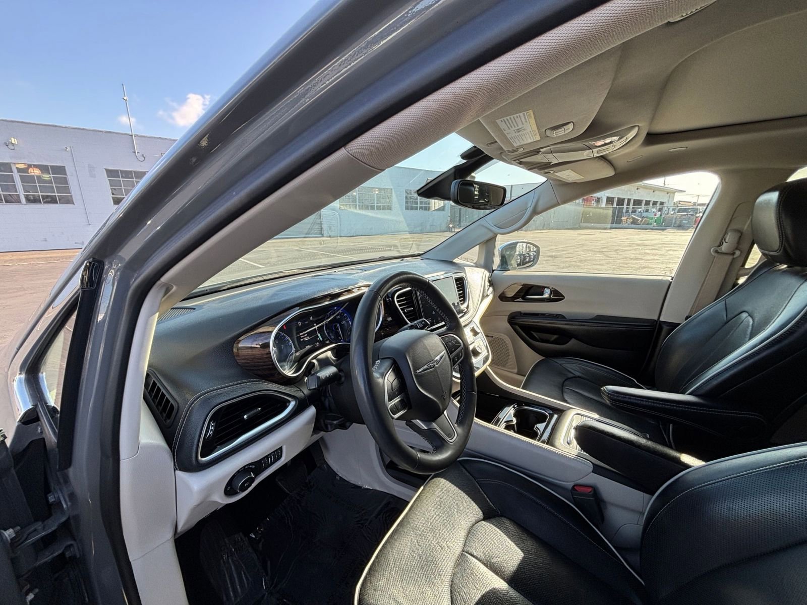 Used 2022 Chrysler Pacifica Limited FWD image 37
