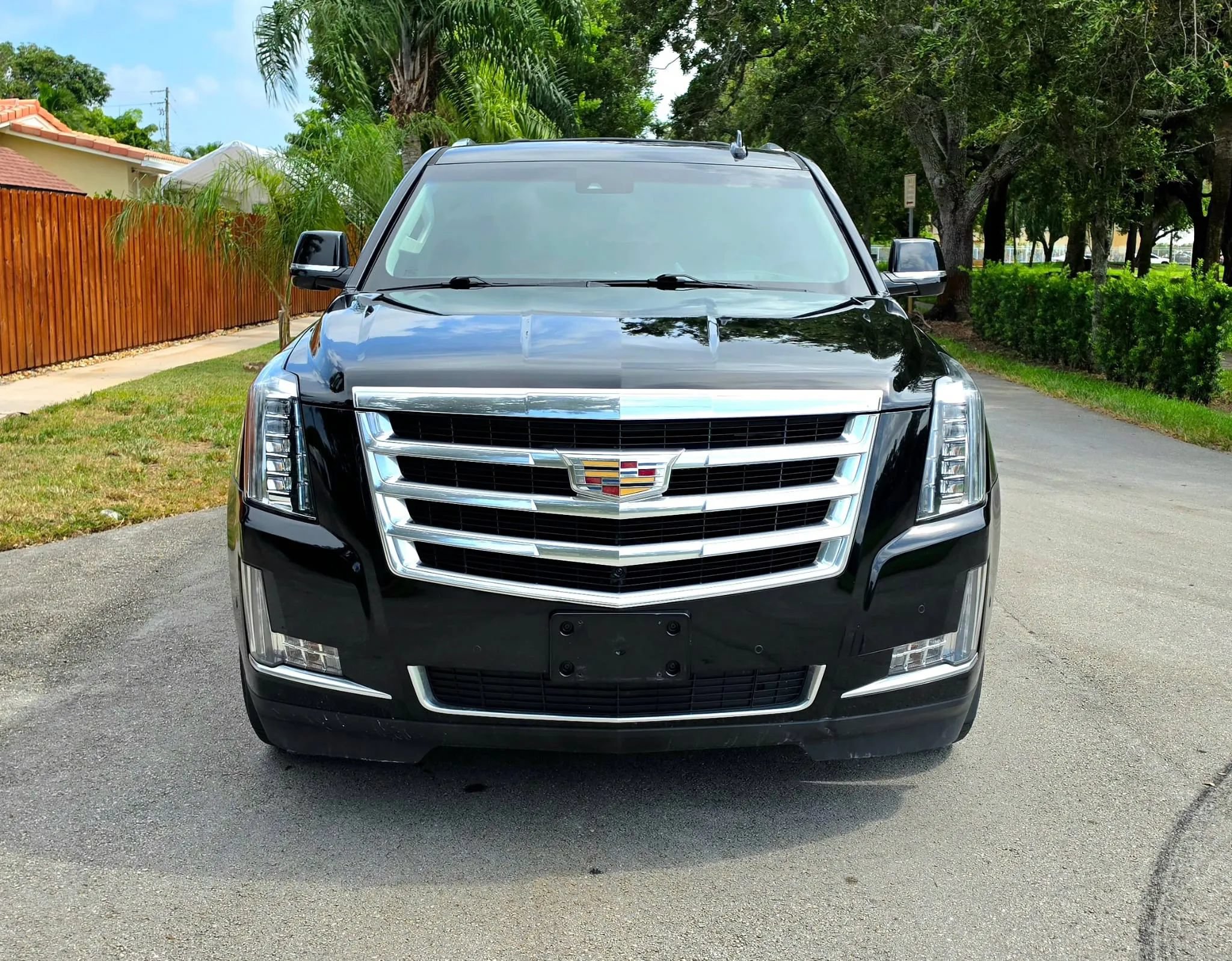 Used 2017 Cadillac Escalade ESV Luxury AWD/4WD image 2