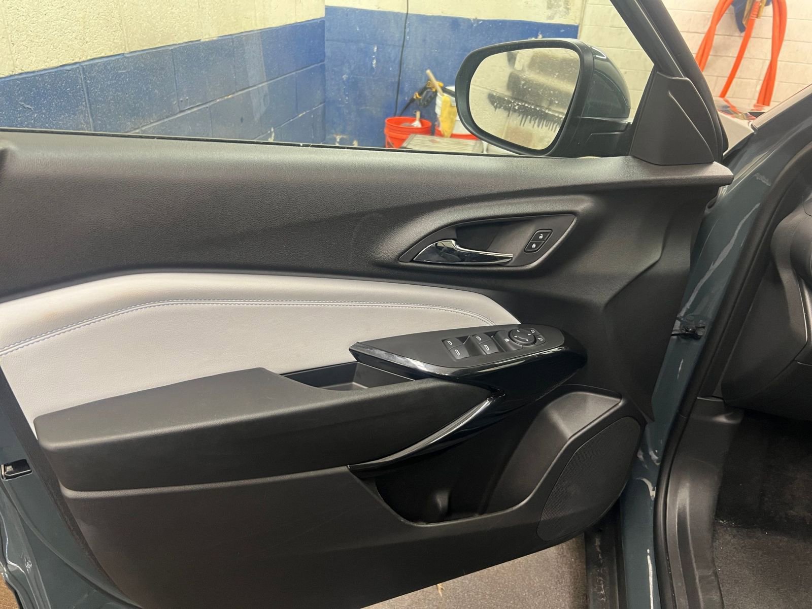 Used 2025 Chevrolet Trax LT FWD image 18