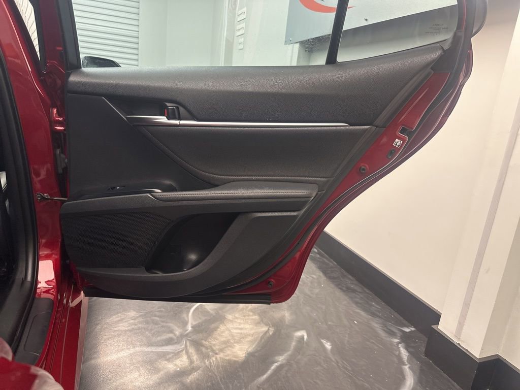 Used 2018 Toyota Camry XLE image 12