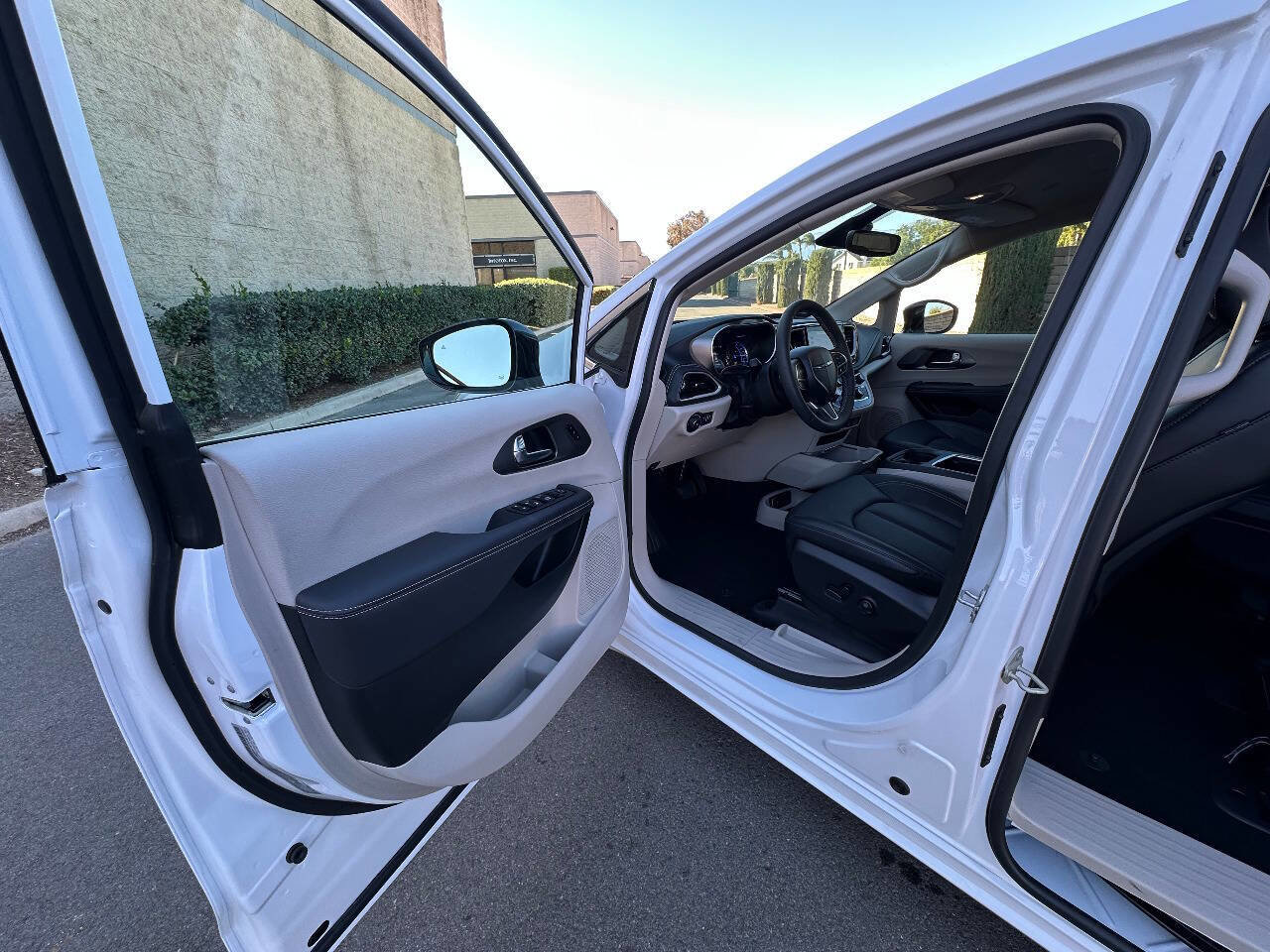 Used 2024 Chrysler Pacifica Limited FWD image 7