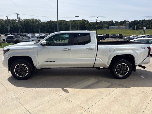 Used 2025 Toyota Tacoma TRD Sport AWD/4WD image 4