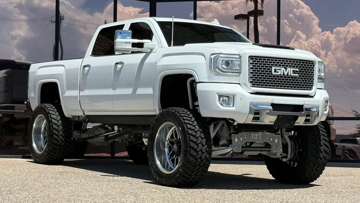 Used 2017 GMC Sierra 3500 Denali w/ Duramax Plus Package AWD/4WD image 17