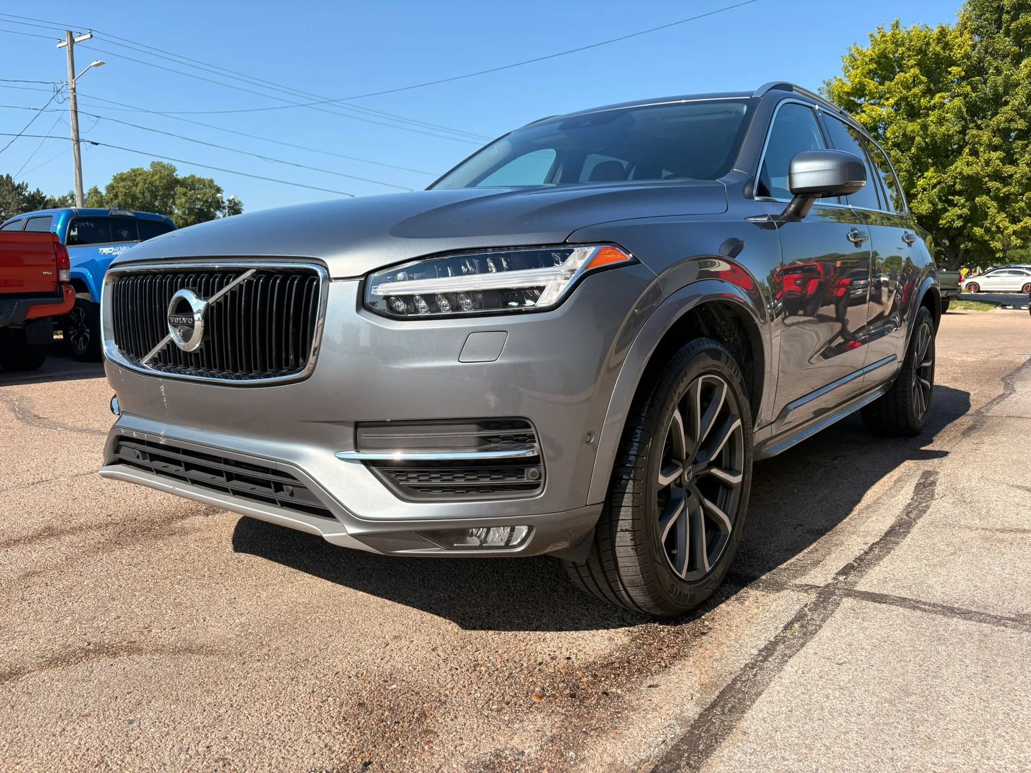 Used 2016 Volvo XC90 T6 Momentum w/ Momentum Plus Package AWD/4WD image 4