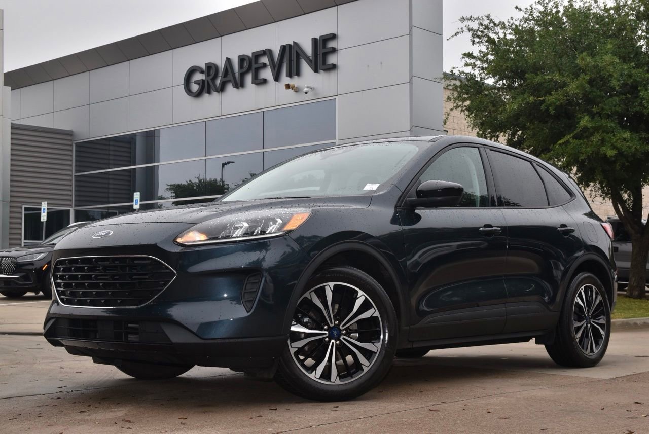 Used 2022 Ford Escape SE w/ SE Sport Appearance Package FWD image 2