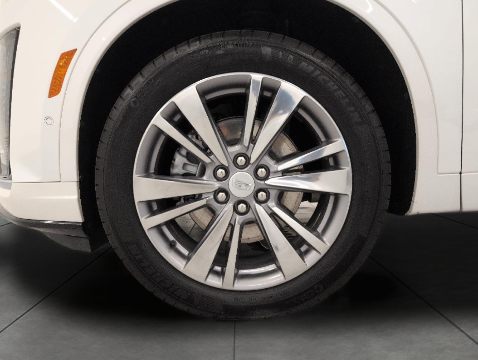 Certified 2025 Cadillac XT6 Premium Luxury w/ Technology Package AWD/4WD image 3