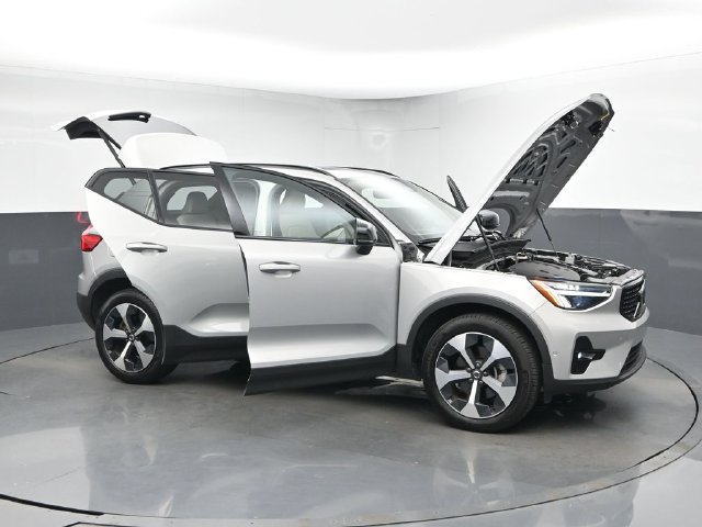 Used 2024 Volvo XC40 B5 Plus AWD/4WD image 46
