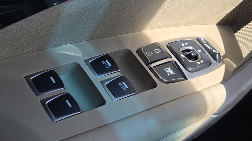 Used 2014 Hyundai Azera Limited FWD image 24