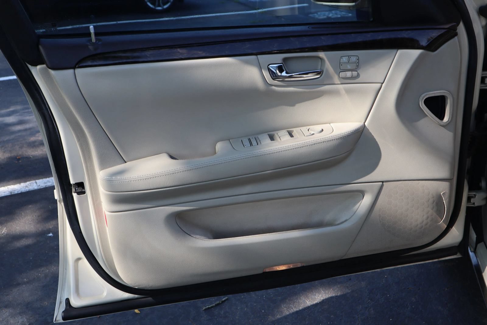 Used 2011 Cadillac DTS Luxury FWD image 7