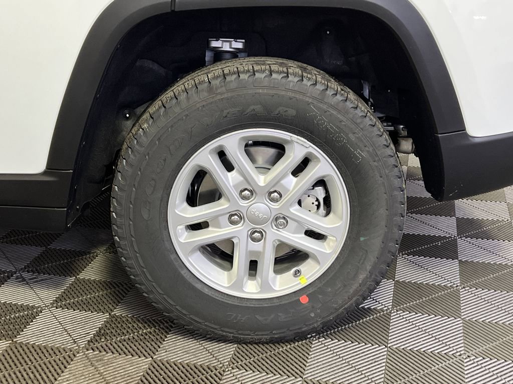 New 2025 Jeep Grand Cherokee Laredo image 5