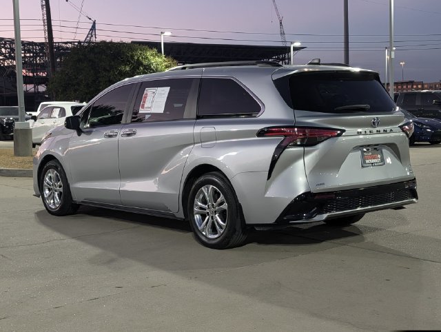 Used 2023 Toyota Sienna XSE w/ XSE Plus Package AWD/4WD image 8