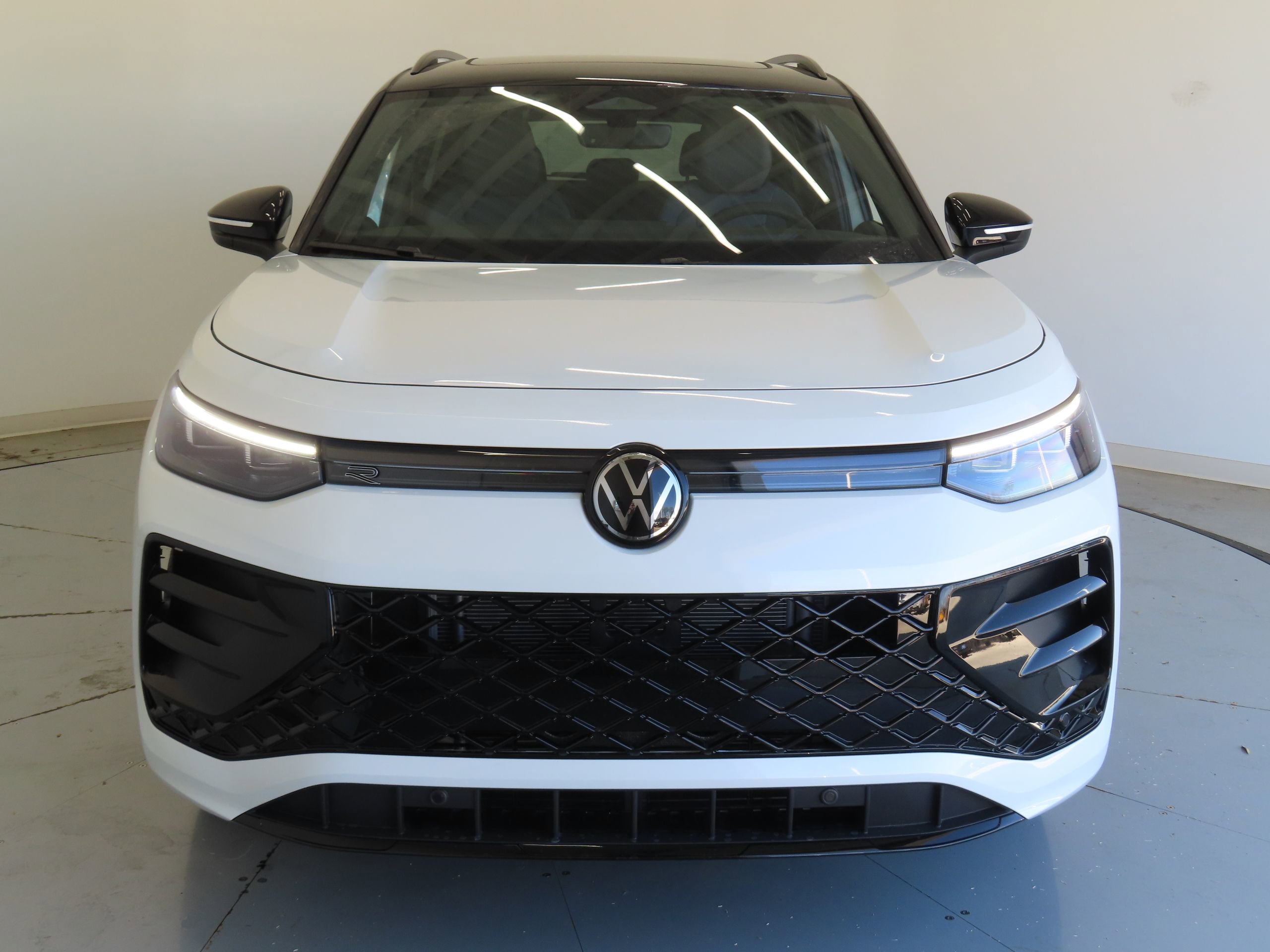 New 2026 Volkswagen Tiguan SE R-Line AWD/4WD image 8