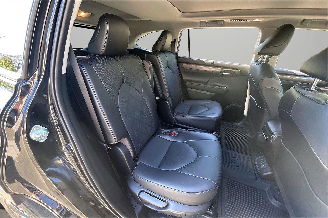 Used 2023 Toyota Highlander Platinum FWD image 25