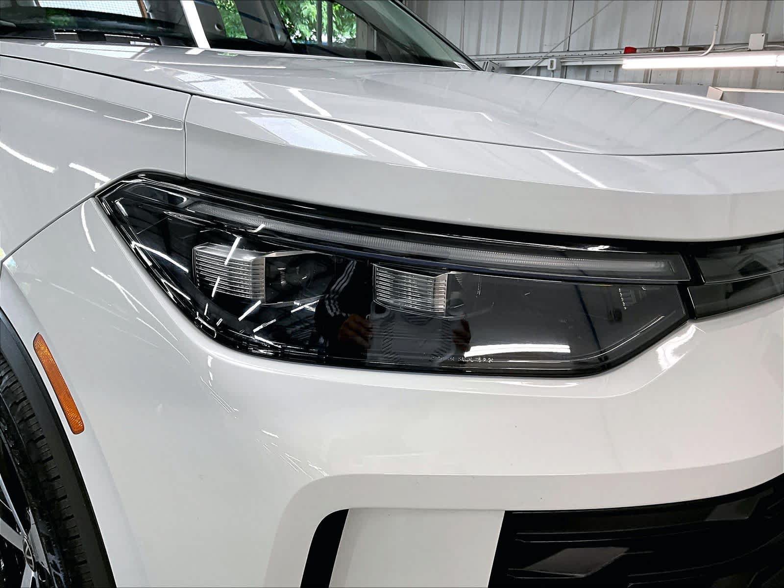 Certified 2025 Volkswagen Tiguan SE FWD image 30