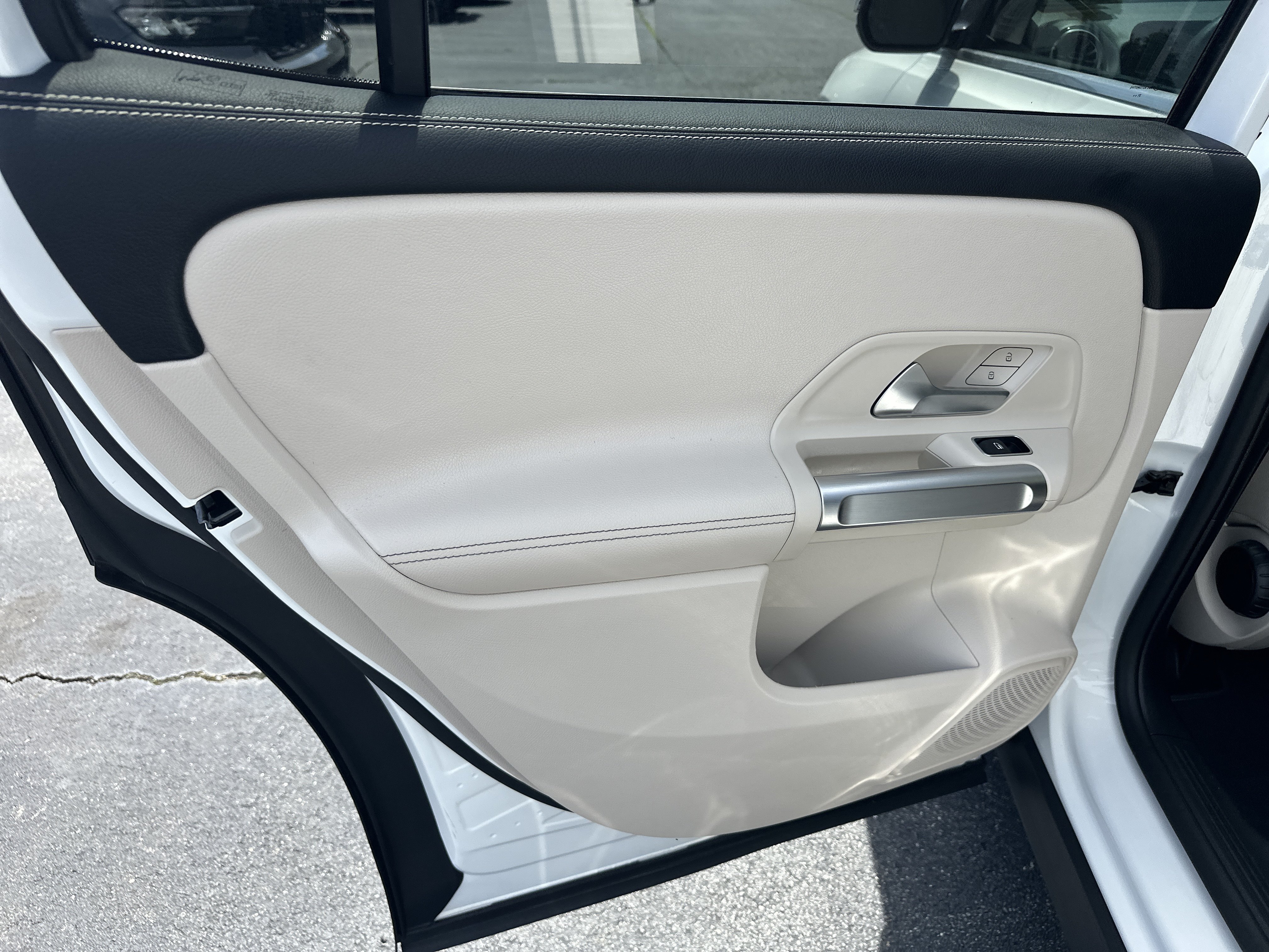 Used 2022 Mercedes-Benz GLB 250 4MATIC image 23