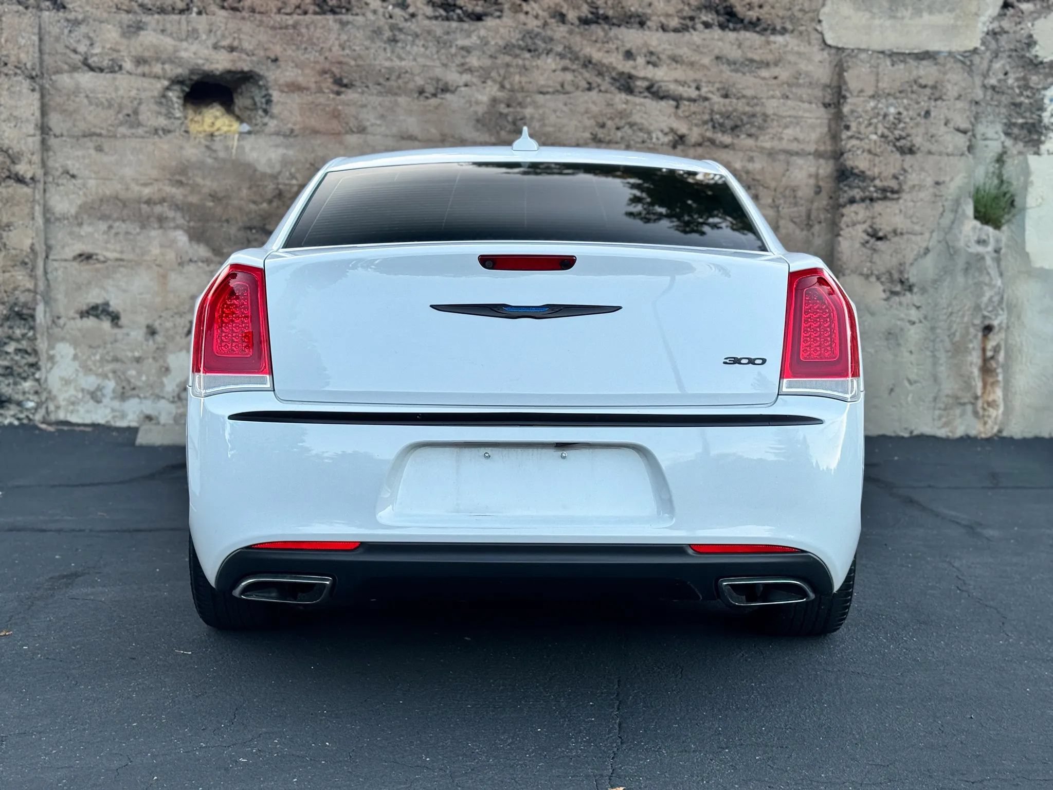 Used 2018 Chrysler 300 Limited RWD image 5