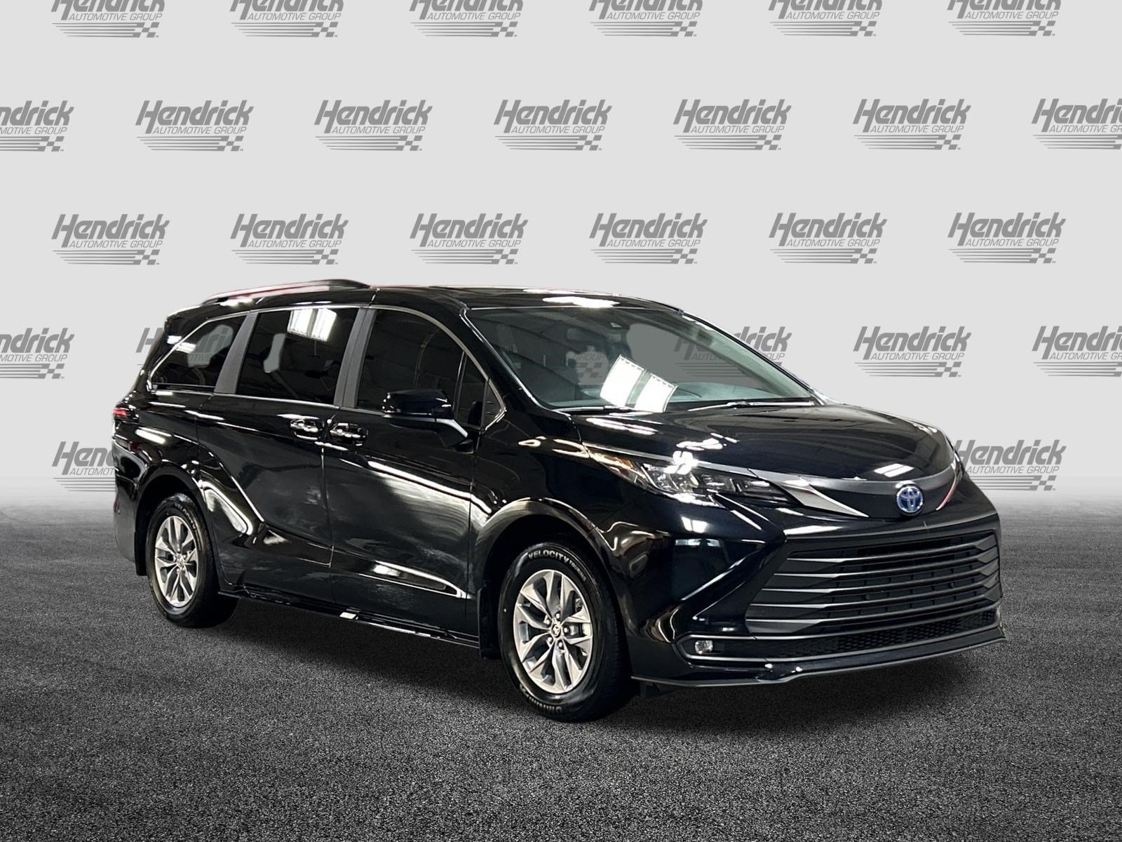 Certified 2025 Toyota Sienna XLE FWD image 2